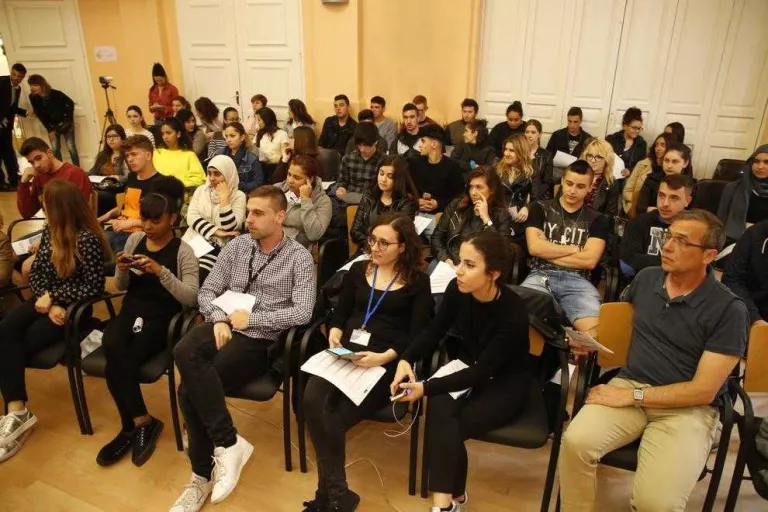 Iniciativa d'alumnes de l'escola del Treball per ajudar a tenir feina