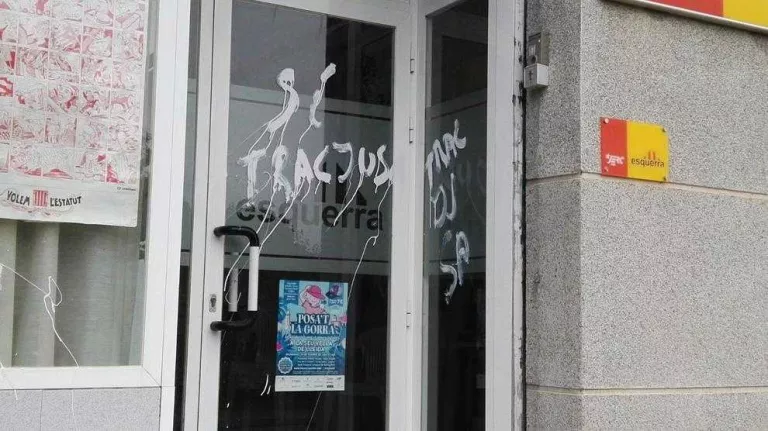 ERC denuncia pintades a la seu de les Borges Blanques