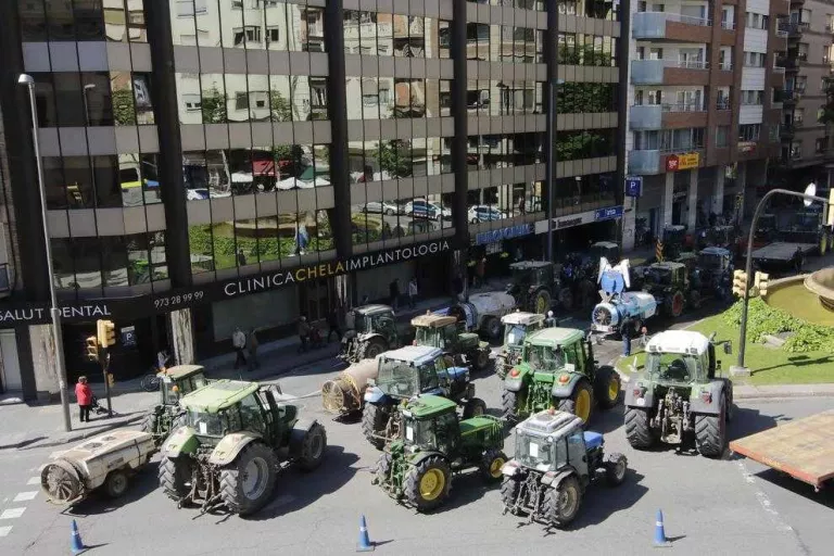 Uns quaranta tractors prenen Lleida per exigir solucions al preu de la fruita