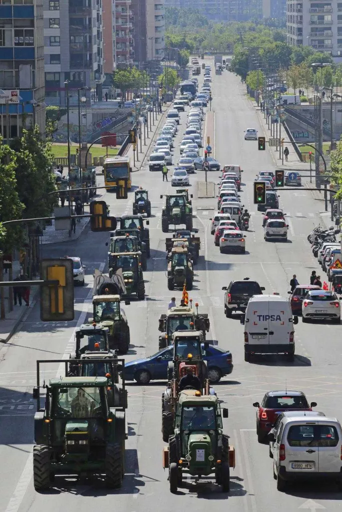 Uns quaranta tractors prenen Lleida per exigir solucions al preu de la fruita