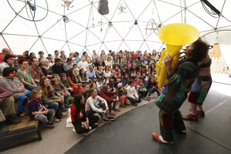 Dia gran a Alcoletge del Buuuf! amb una vintena d’actuacions de pallassos