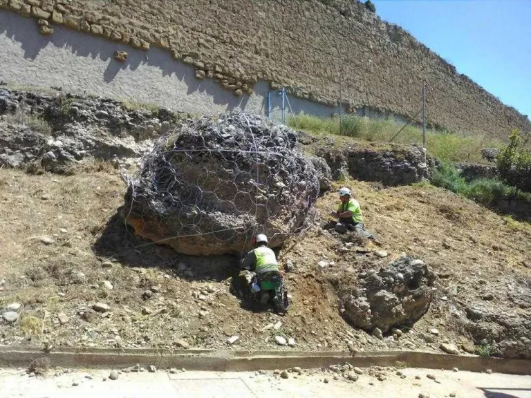 Balaguer estabilitza els talussos del carrer del Pont i una roca de la Muralla