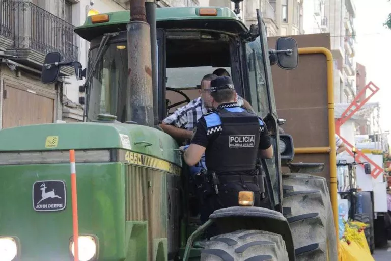 Sorprès un nen conduint un tractor a la Batalla de les Flors