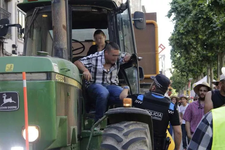 El nen que conduïa un tractor a la Batalla de Flors anava sol a la cabina