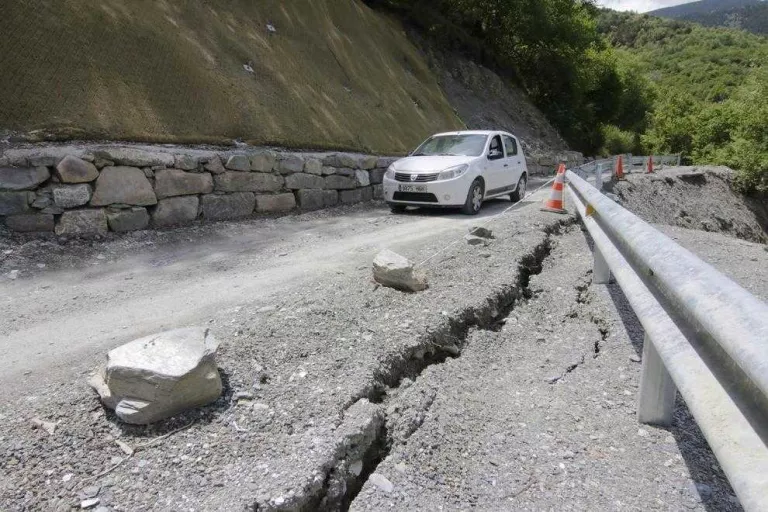 Accessos a Ciutadilla i Baiasca perillen per sots i esquerdes