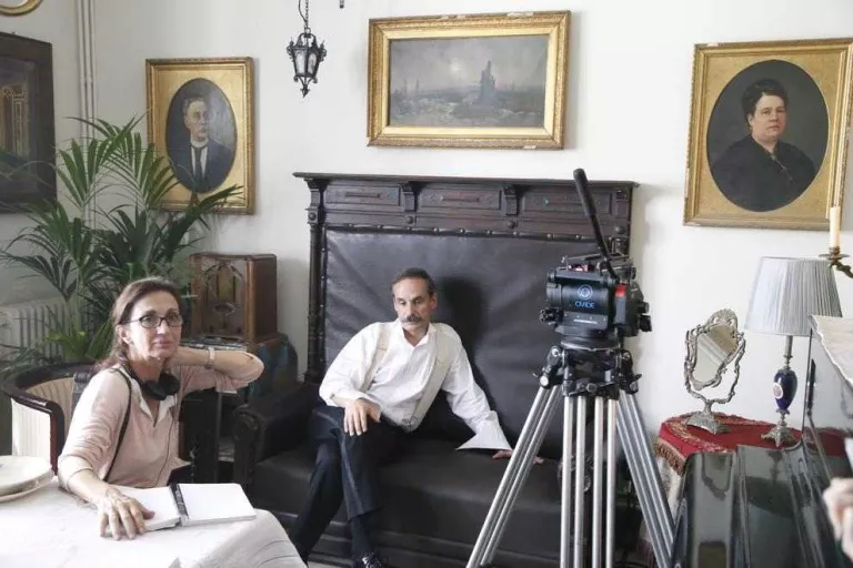 Sílvia Munt converteix una casa del carrer Major en plató de cine