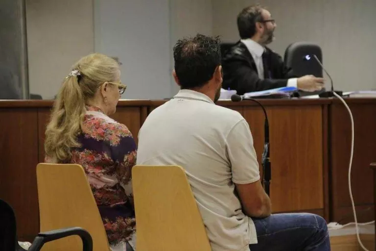 “Vaig treure diners perquè m'ho va dir el meu marit al témer quedar-se sense res”