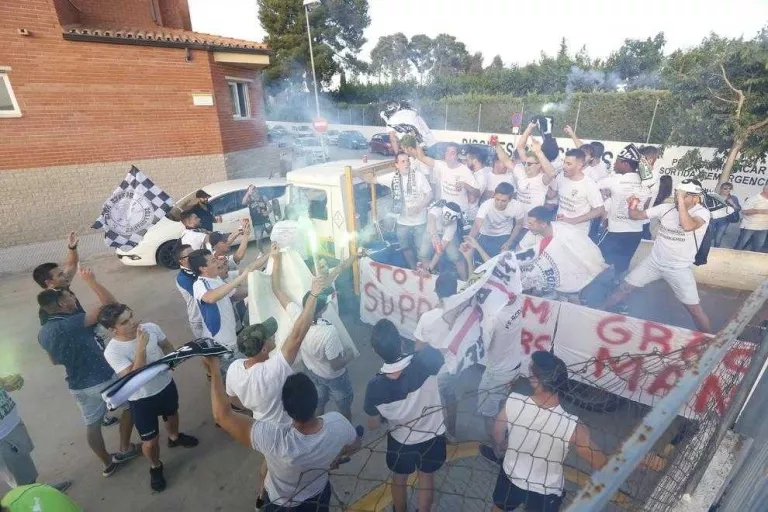 “Campions, campions!”