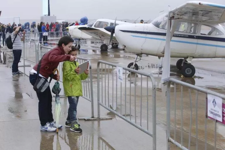 La pluja dificulta les exhibicions del festival aeri però beneficia els estands de la fira