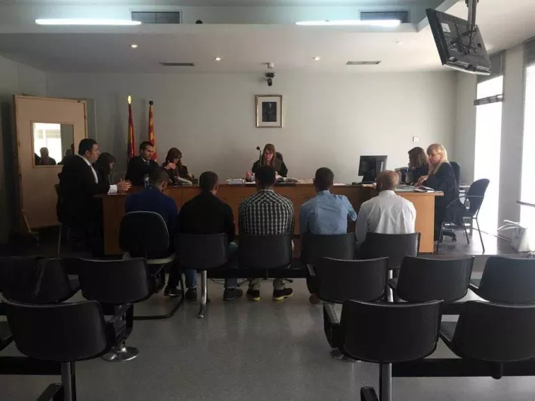 Condemnats a pagar 5.000 € per atacar un autocar de Societat Civil