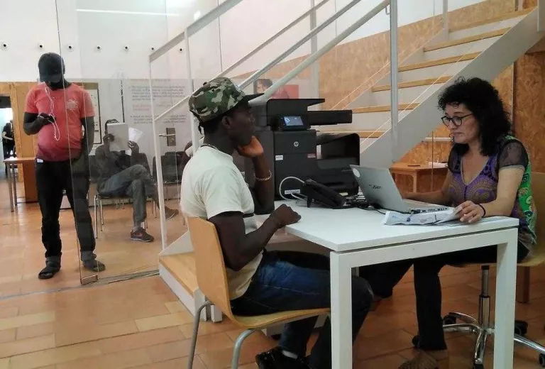 La Paeria admet que l'alberg està desbordat i culpa els pagesos per no allotjar els temporers