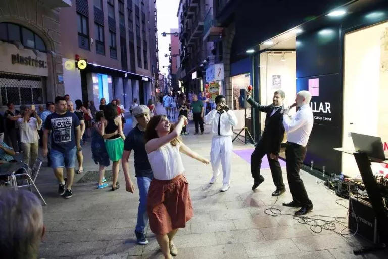 Nit de festa i compres a l’Eix