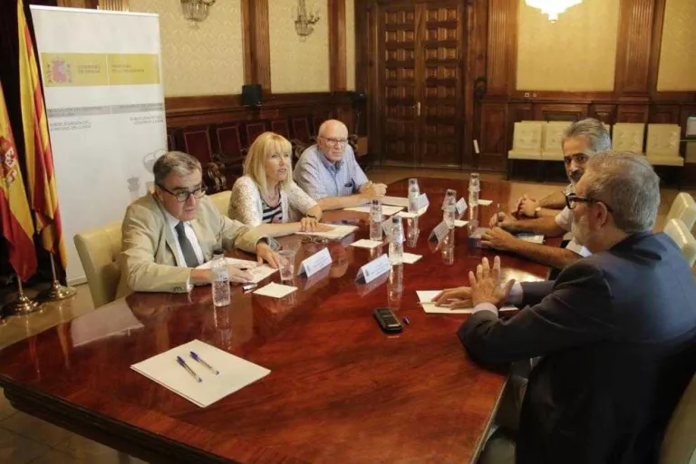 Ni la Paeria ni la CHE volen assumir la neteja de les algues del riu Segre