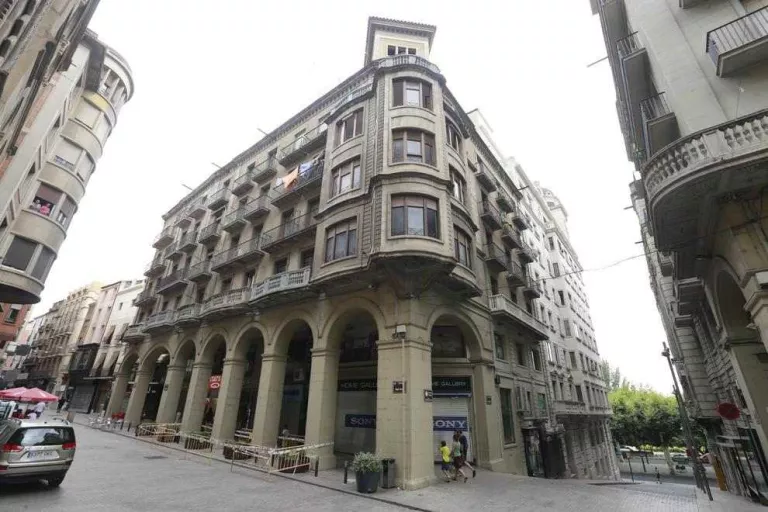 Despreniments en una façana de l'Eix Comercial