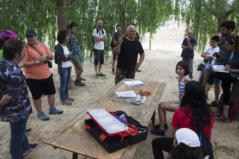 Més de 40 persones aprenen com anellar aus a Castellserà