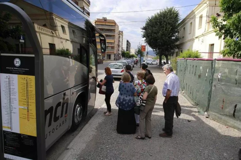 El tren de la Pobla viatja al taller i 120 usuaris van en bus de Balaguer al Jussà