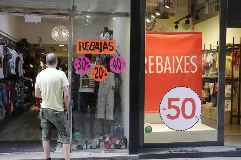 La Fecom aconsella iniciar rebaixes l’1 de juliol i franquícies les avancen