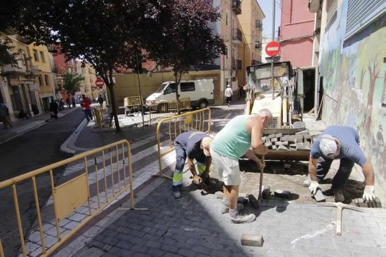 Obres per habilitar un pas elevat al Barri Antic