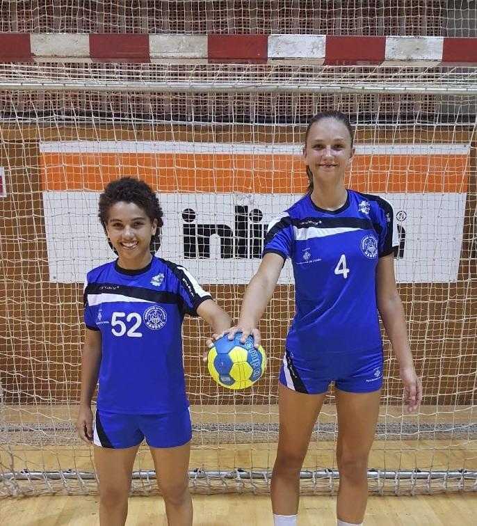 Dos jugadores de l'Associació Lleidatana d'Handbol, amb la Catalana