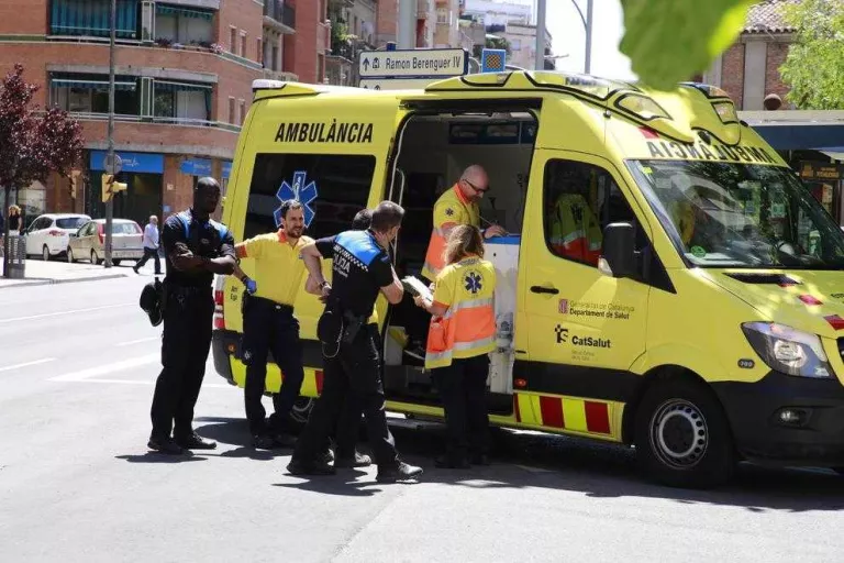 Sis ferits per inhalació de fum en un foc declarat en un pis de Príncep de Viana