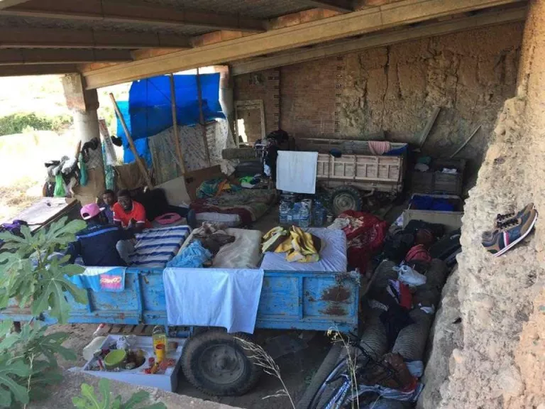 Denuncien les condicions de vida de temporers del Baix Segre