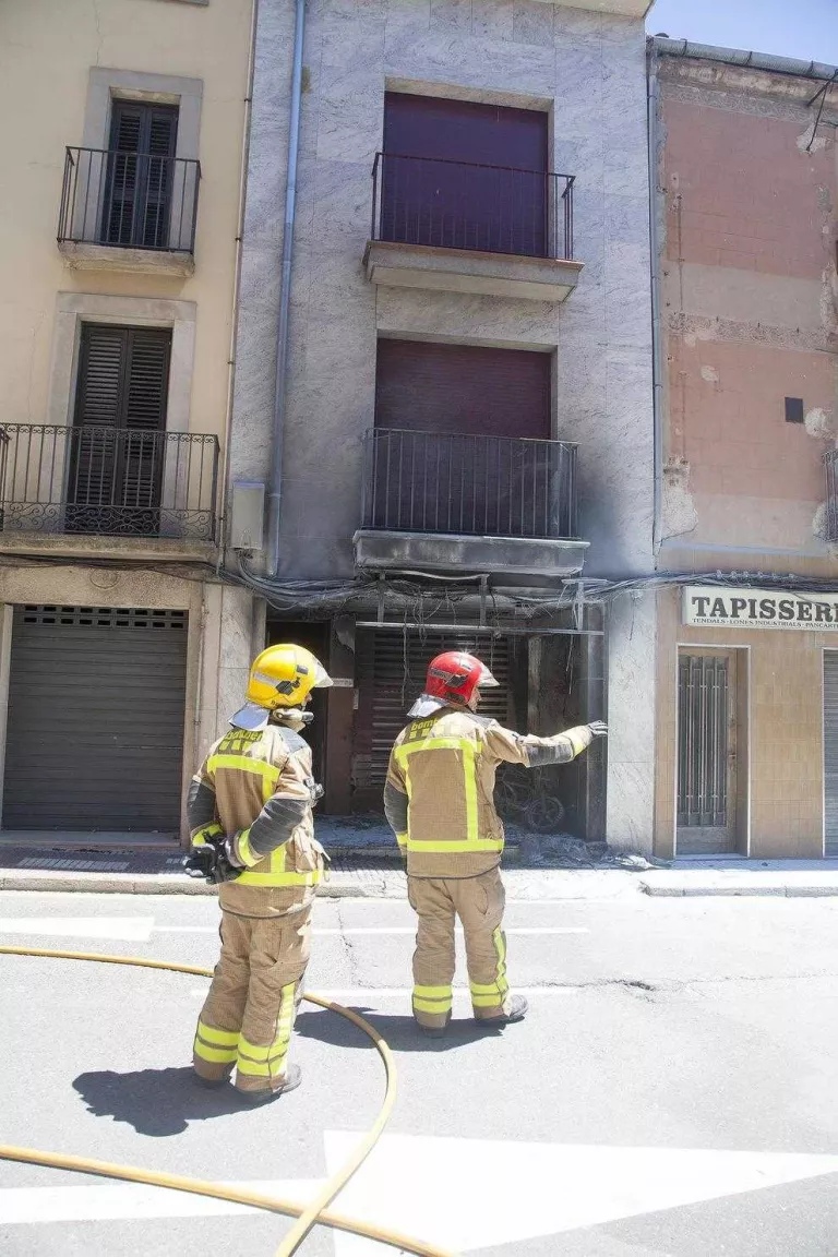 Intoxicats quatre adults i dos nadons en un foc a Cervera