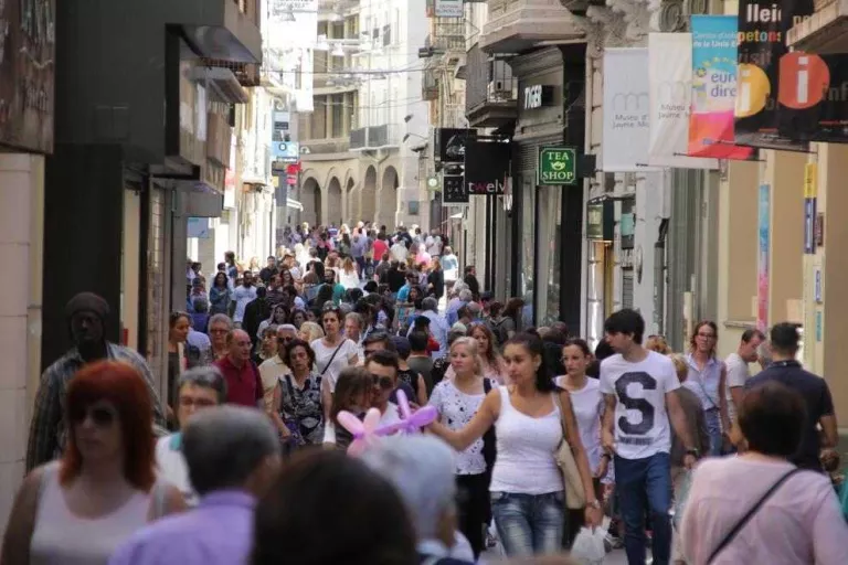 Cues a les botigues en el primer diumenge obert de rebaixes