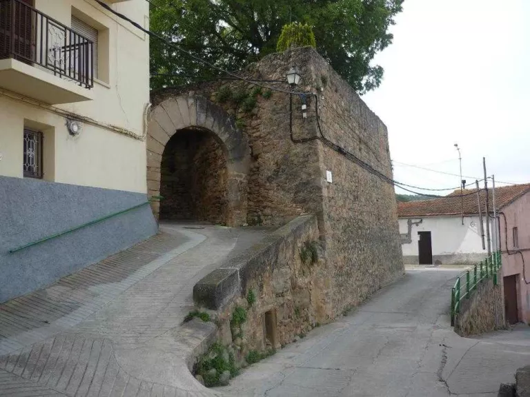 Oliana millora l'antiga muralla medieval del centre històric