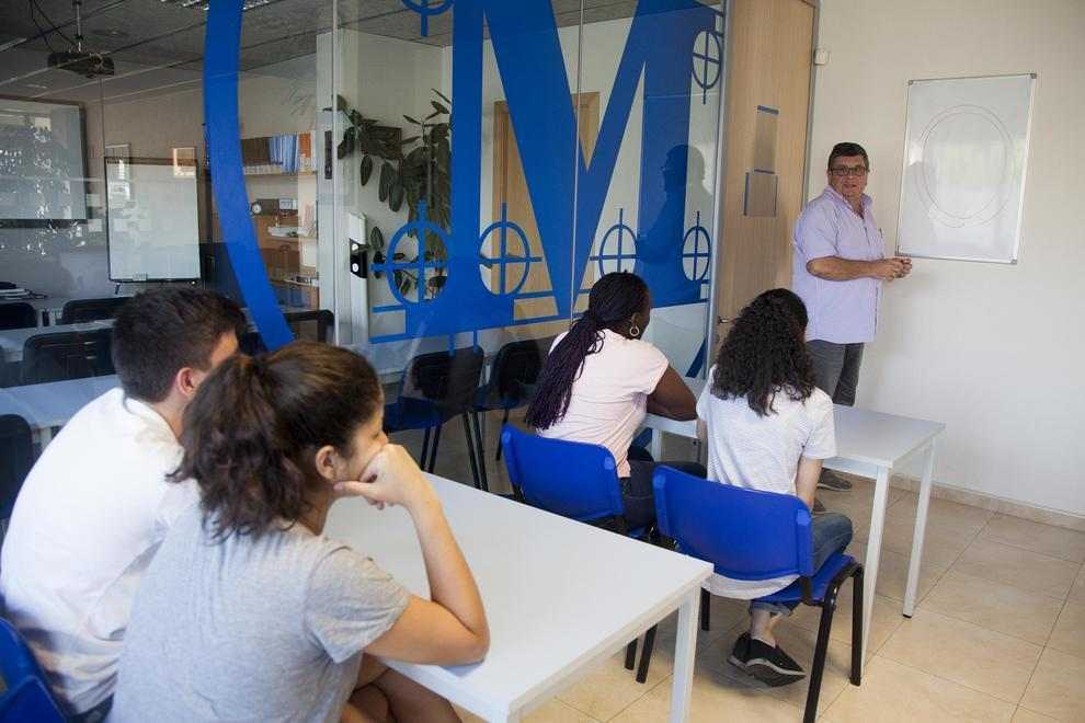 Les matriculacions a autoescoles baixen per la vaga d'examinadors
