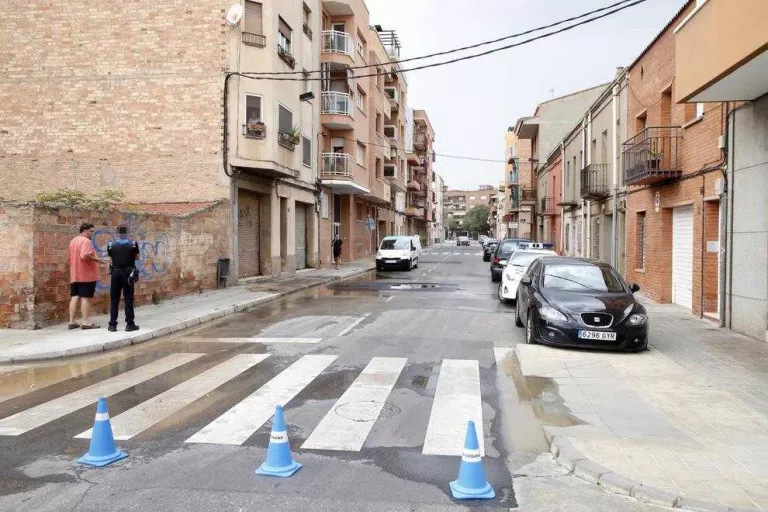 Tallen per una fuita d'aigua un carrer a Pardinyes en el qual ja va cedir el paviment