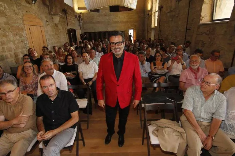 “Les universitats formen sobre professions obsoletes”