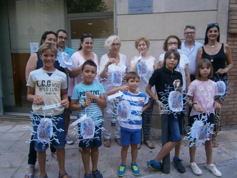 Taller de confecció de fanalets a l'associació de veïns de Jaume I
