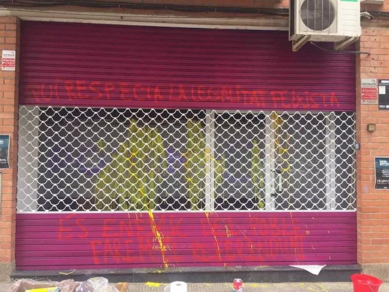 Pintada a la seu de Podem el dia de l’estrena