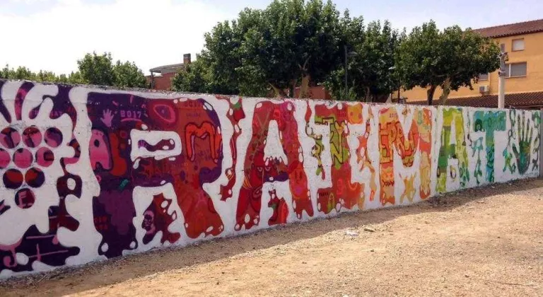 Joves pinten un mural a Raimat