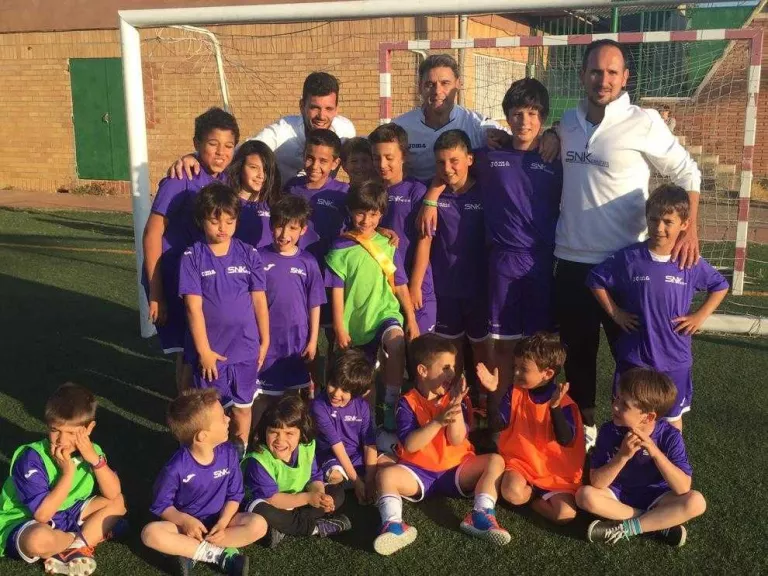 Cela, amb tècnics i alumnes del curs passat de l’escola.
