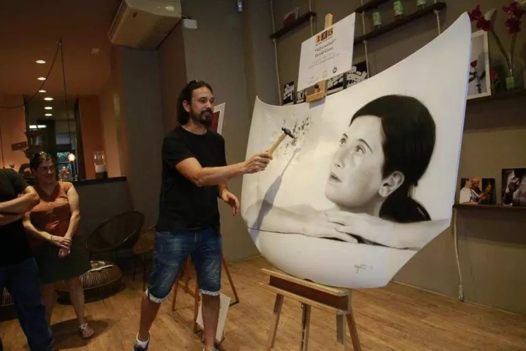 David Gatta exhibeix a Lleida el seu art aerogràfic en capós d'automòbil