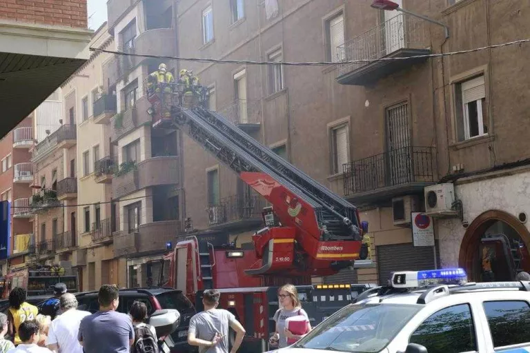 Desallotgen un edifici del carrer Llitera per l’incendi en un pis