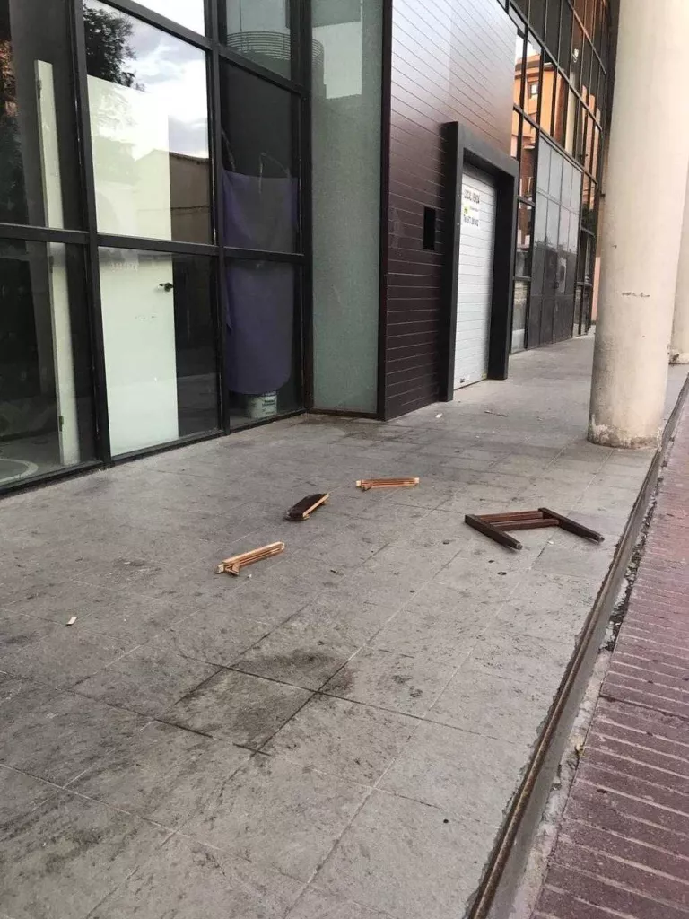 Ferit un jove de 15 anys després de trencar el vidre d'un portal a la Zona Alta