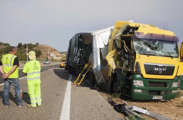 Cues de dos quilòmetres a l'A-2 a Cervera per una col·lisió entre dos camions