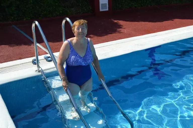 Escales a la piscina de Rosselló per a persones amb poca mobilitat