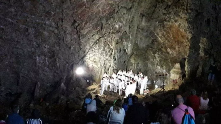 Emocionant concert Tel·lúric a la Cova Negra del Montsec