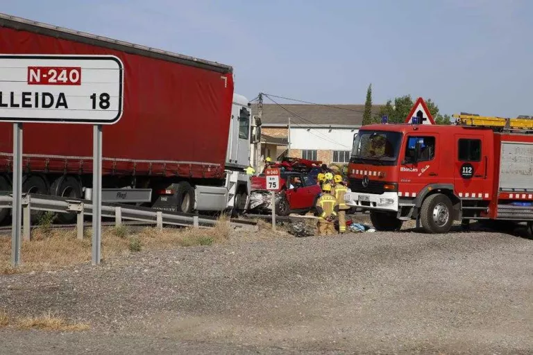 AMPLIACIÓ. Dues dones mortes i una ferida crítica en un xoc frontal a l'N-240 a Juneda