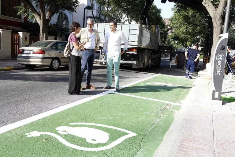 500 recàrregues en un any de cotxes elèctrics