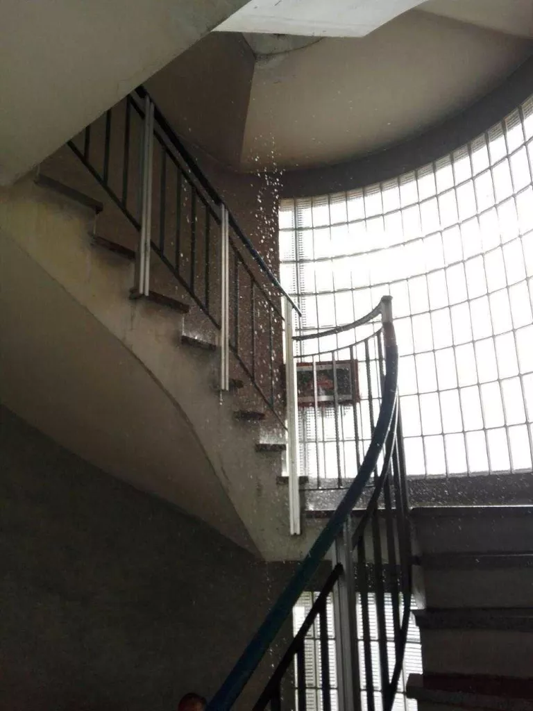 'Cascada' a l'edifici dels sindicats al rebentar una canonada