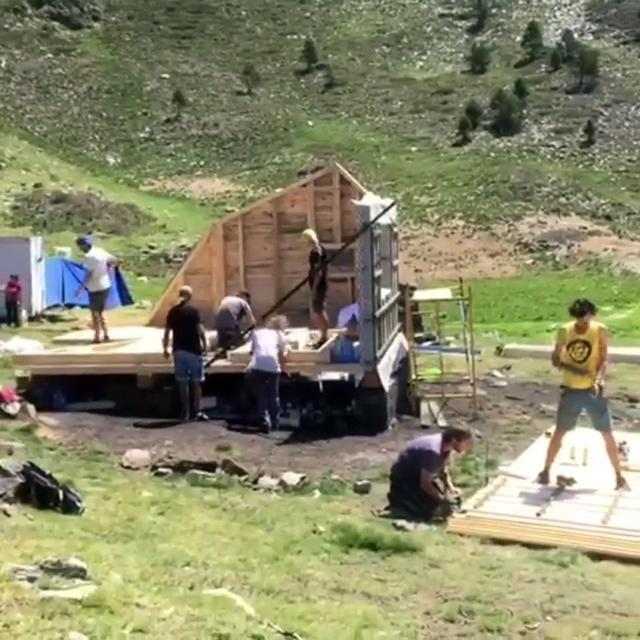 Estudiants d’Arquitectura aixequen una cabana de pastor