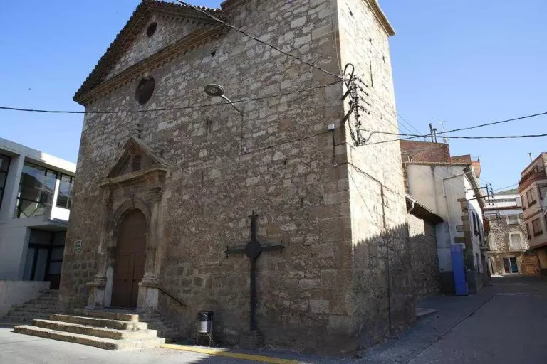 Una línia elèctrica retarda les obres del temple de la Granja
