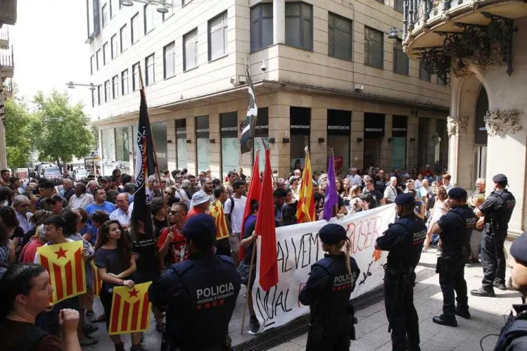Uns 150 independentistes protesten contra Rajoy i l’“humiliant” parador