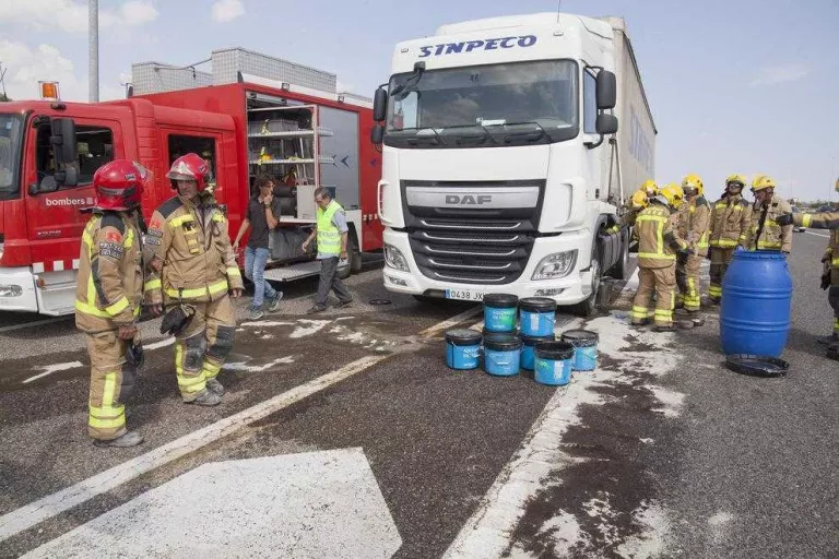 Tallen dos hores un carril de l’A-2 per l’abocament de gasoil d’un camió