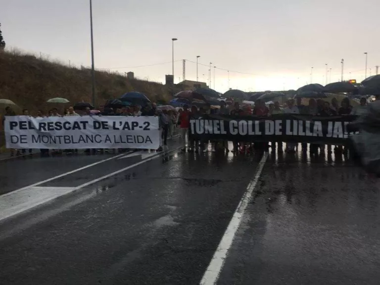 Dos-centes persones tallen a Montblanc l’N-240 per reclamar el túnel del coll de Lilla