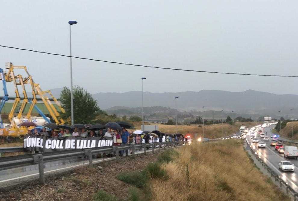 Dos-centes persones tallen a Montblanc l’N-240 per reclamar el túnel del coll de Lilla